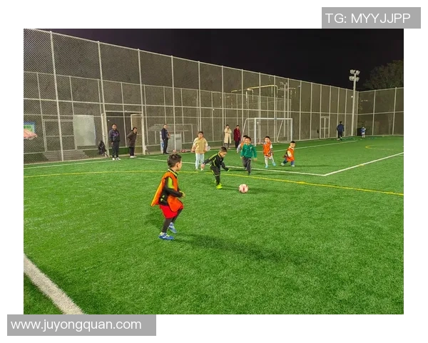 足球巨星童年高清照片揭秘 从少年到球场英雄的成长轨迹